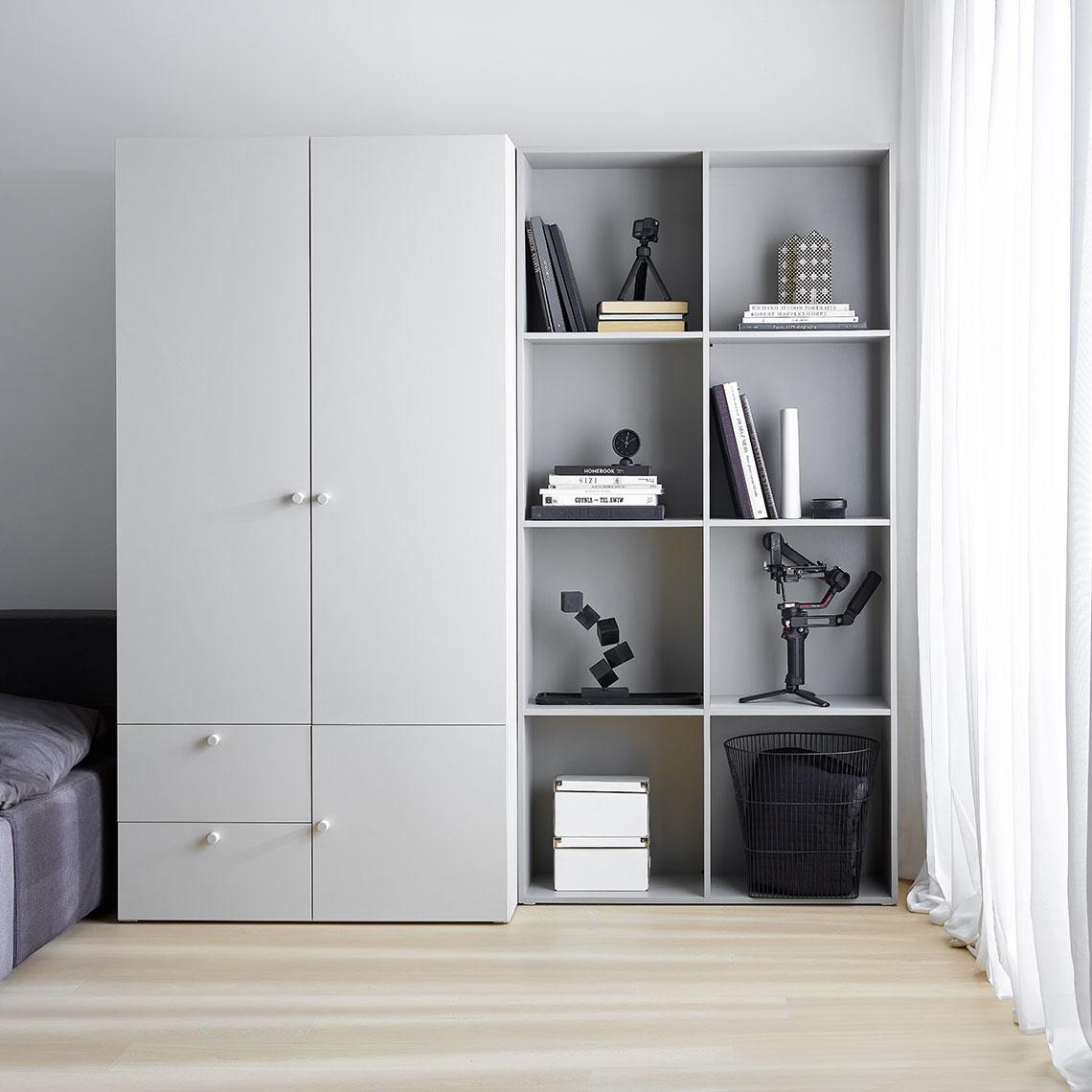Wide bookcase Reli arrangement