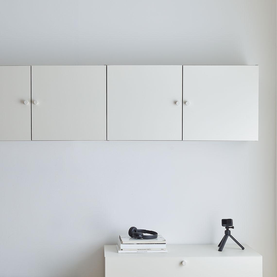 Wide wall shelf with front arrangement 1 Reli arrangement