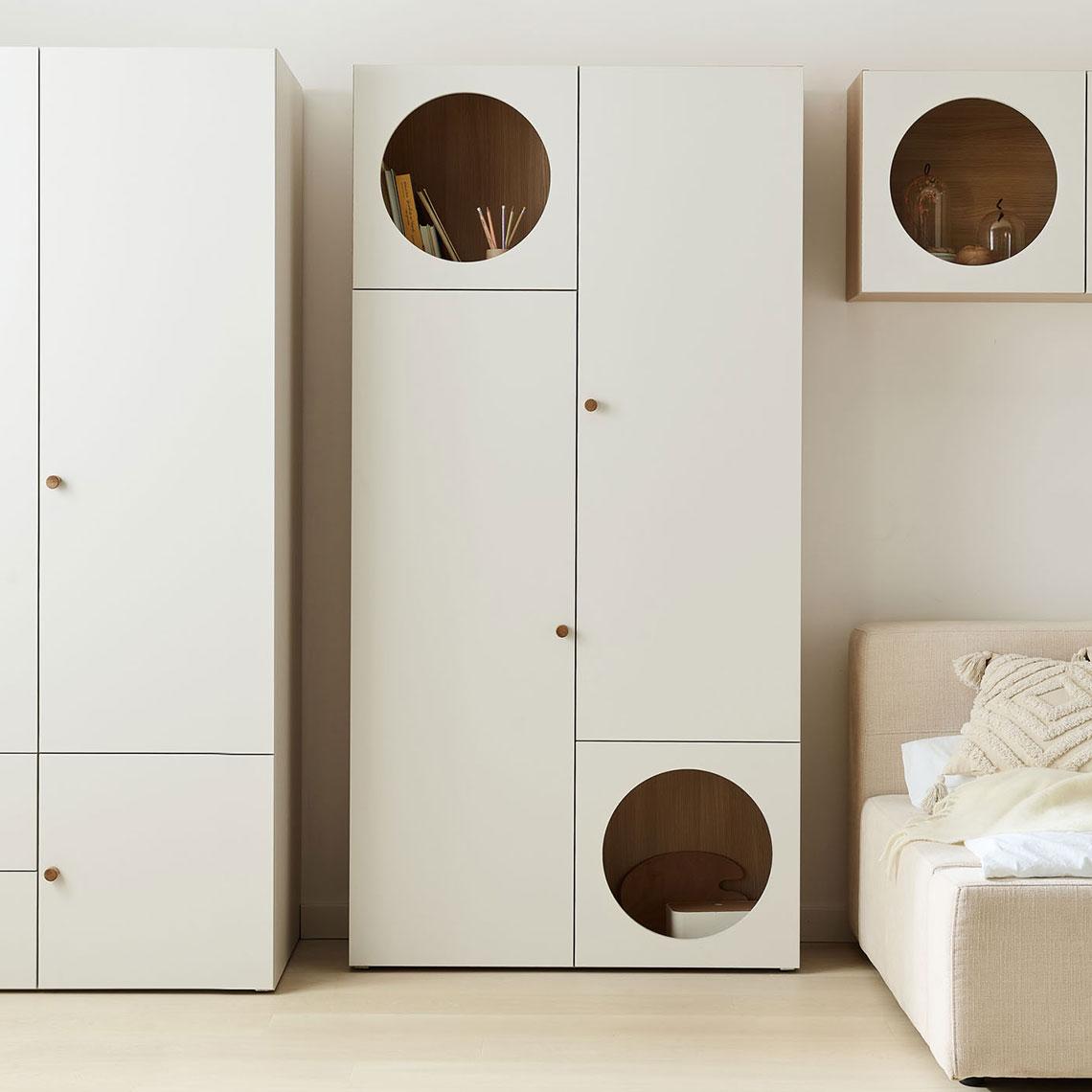 Wide bookcase with front arrangement 5 Reli arrangement
