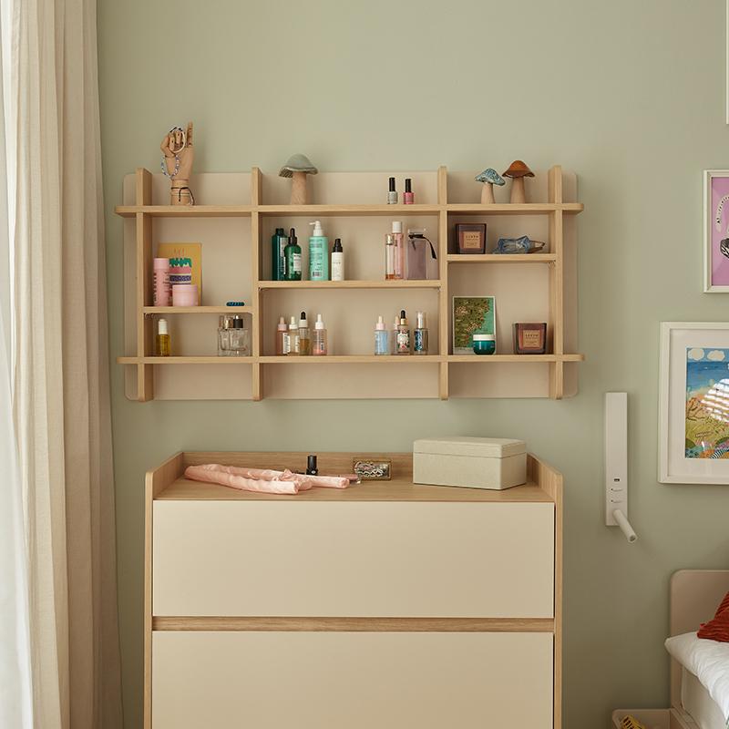 Muve hanging collector shelf arrangement