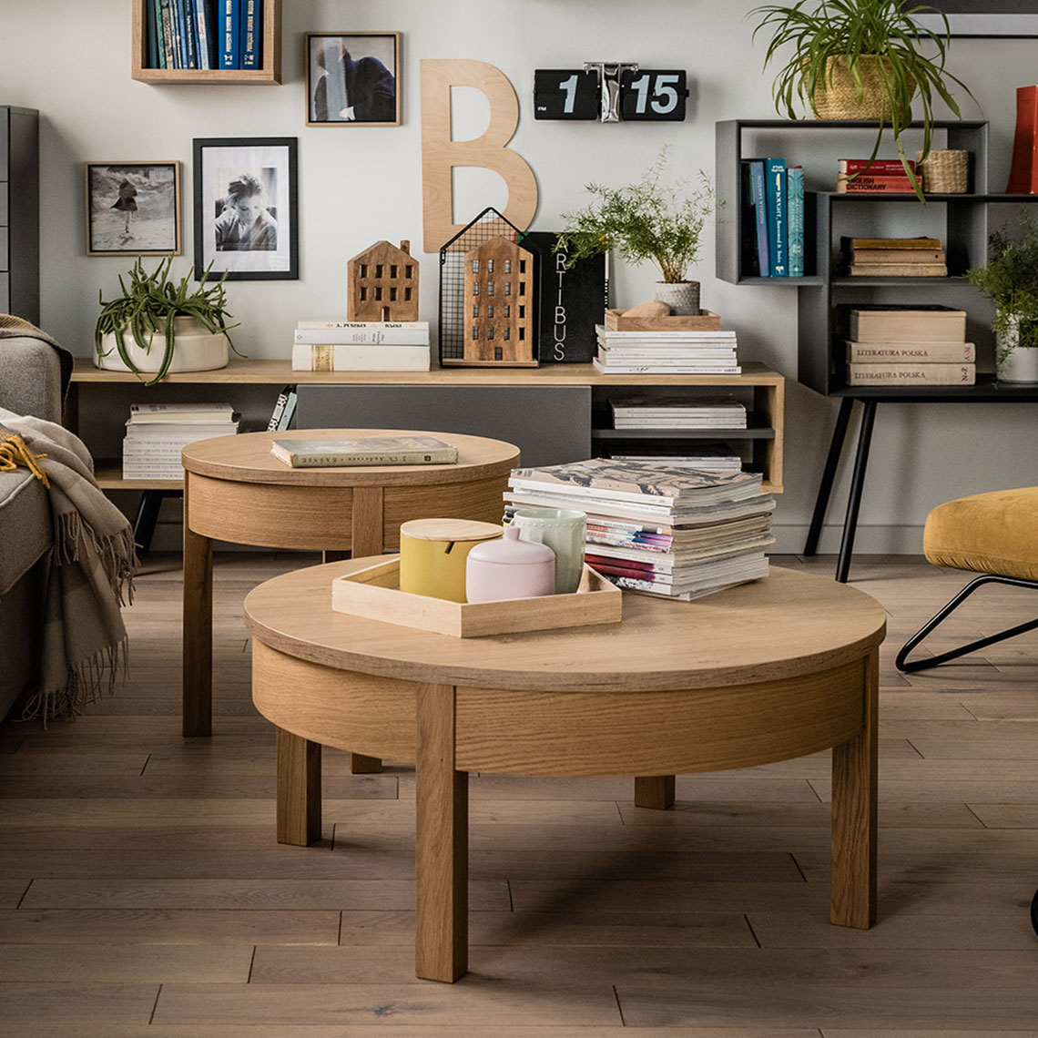 Coffee table low Simple arrangement