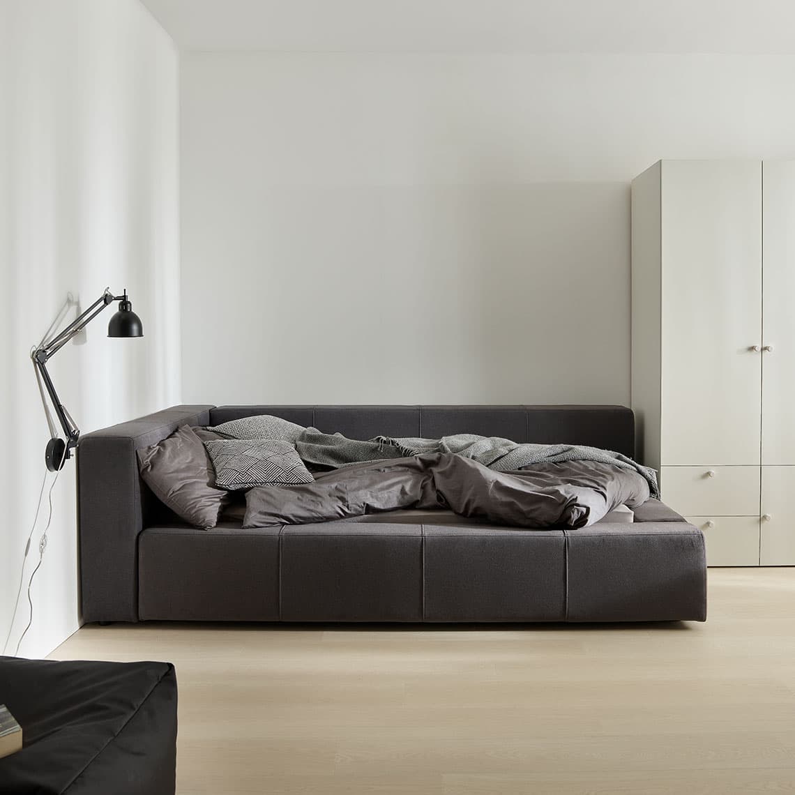 Upholstered bed left Reli arrangement