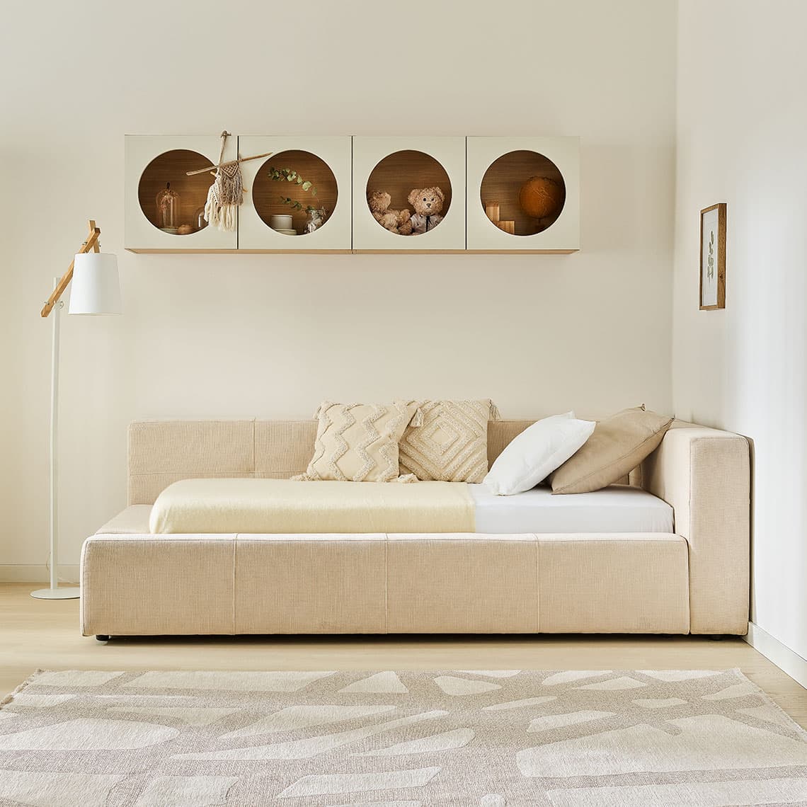 Upholstered bed right Reli arrangement