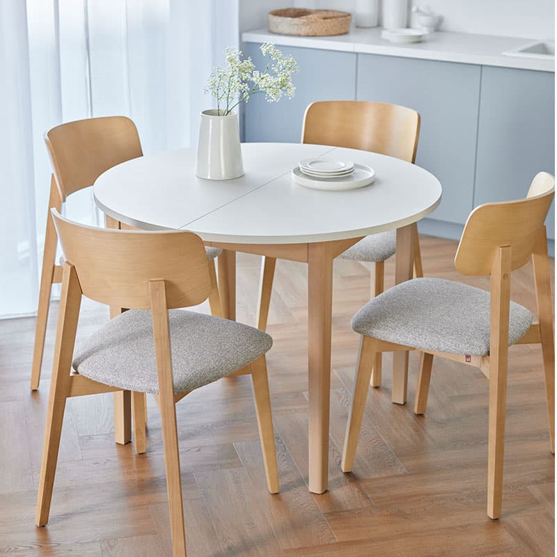 Konso round folding table arrangement