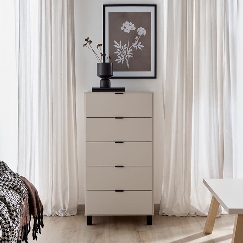 Narrow chest of drawers Simple arrangement